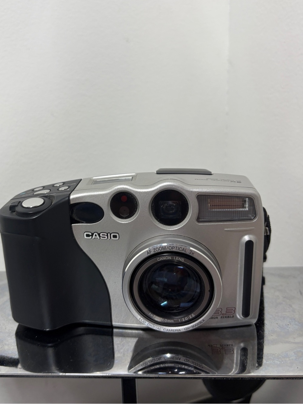 Vintage Casio QV-3000EX LCD Digital Camera 3.3 Mega Pixels & 3XOptical Zoom